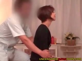 Ongecensureerde japans porno massage kamer seks met heet milf
