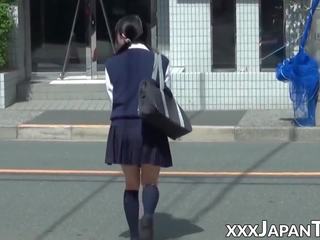 Málo japonská školačka hračky kočička přes kalhotky v