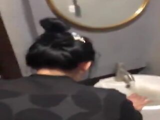 Könnyű japán hölgy éppen szar -ban airport fürdőszoba: porn� 53 | xhamster