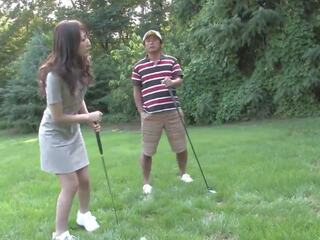 Désireux brunette aime suçage dur bite sur la golf. | xhamster