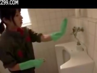 Mosaik: cantik pembersih memberikan pecandu mengisap penis di lavatory 01