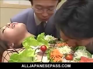 Japonské av modelka otočil do an edible stôl pre ťažký hore juveniles