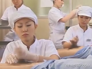 Japansk sykepleier slurping sæd ut av vellystig penis